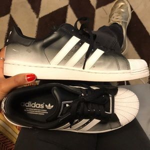 Black/wht Ombré super stars mens size 7 women’s 9